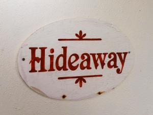 Certificato, attestato, insegna o altro documento esposto da Hideaway