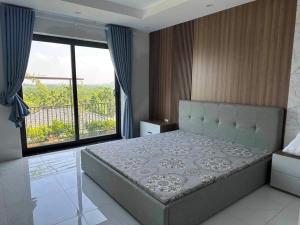 Tempat tidur dalam kamar di MrCuong's Villa, Beverly Hills Lương Sơn, Hoà Bình