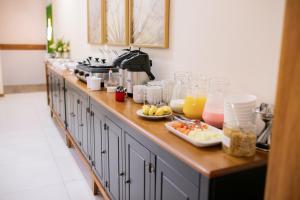 a long counter with food and drinks on it at Hotel Paradouro - Com Café da Manhã in Alfredo Wagner