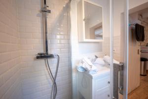 Salle de bains dans l'établissement Les suites du castillet