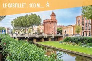 une image d'une ville avec un pont et une tour dans l'établissement Les suites du castillet, à Perpignan