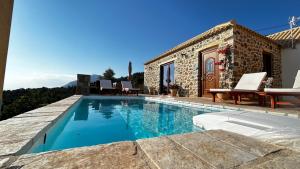 Piscina de la sau aproape de Cassiopea Guest House Evia Greece