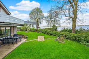 a yard with a table and chairs on the grass at Ferienhaus Schleikoppel in Stexwig