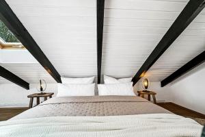 a bedroom with a large bed with two lamps at Ferienhaus Schleikoppel in Stexwig