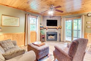 O zonă de relaxare la Charming Fox Den Cabin in Whittier with Hot Tub!