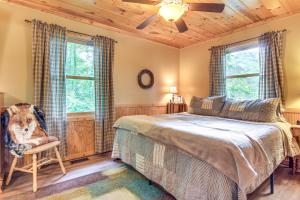 Un pat sau paturi într-o cameră la Charming Fox Den Cabin in Whittier with Hot Tub!