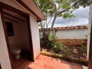 EcoHotel Barichara في باريكارا: باب مفتوح للحمام مع مرحاض