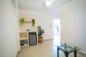 ein Wohnzimmer mit Glastisch und Kühlschrank in der Unterkunft Hotel Tropicus Boutique in Puerto Vallarta