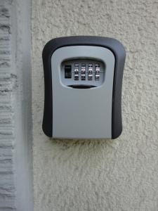 ein Seifenspender an der Seite einer Wand in der Unterkunft Ferienwohnungen Stella, Adrián in Saarbrücken + 96 Fotos