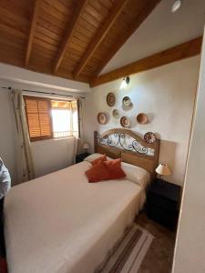 1 dormitorio con 2 camas y ventana en Casa Rural Quilla, en Agulo
