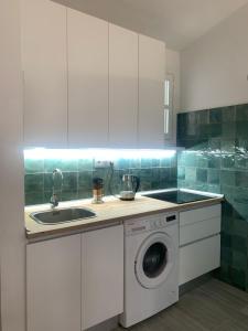 a kitchen with a sink and a washing machine at Casa Gioeli Cocosol in Costa de Antigua