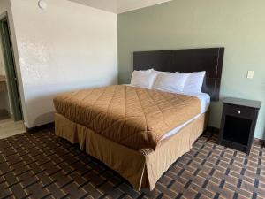 מיטה או מיטות בחדר ב-Budget Inn Ada