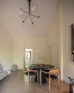 une salle à manger avec une table et des chaises noires dans l'établissement Alma do Pico - Nature Residence, à Madalena