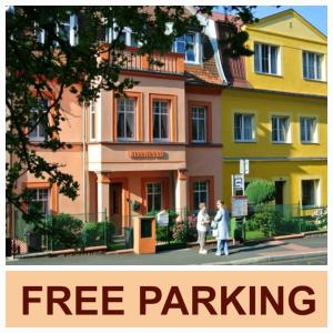 una imagen de un edificio con las palabras aparcamiento gratuito en Penzion Valkoun-Lilienfeld en Karlovy Vary