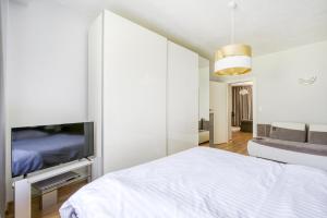 Televízia a/alebo spoločenská miestnosť v ubytovaní CENTRUM Apartment OLD TOWN Warsaw STARE MIASTO Historyczna kamienica umiejscowiona w zabytkowej części Warszawy Obok parku multimedialnego i barbakanu PARKING 24h Śniadanie opcjonaln Breakfast optional Check in from 14 pm PARTER ground floor