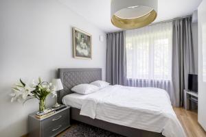 Posteľ alebo postele v izbe v ubytovaní CENTRUM Apartment OLD TOWN Warsaw STARE MIASTO Historyczna kamienica umiejscowiona w zabytkowej części Warszawy Obok parku multimedialnego i barbakanu PARKING 24h Śniadanie opcjonaln Breakfast optional Check in from 14 pm PARTER ground floor + 32 fotografií