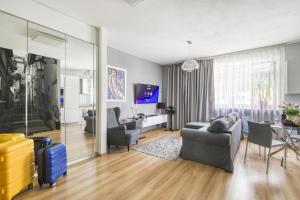 Televízia a/alebo spoločenská miestnosť v ubytovaní CENTRUM Apartment OLD TOWN Warsaw STARE MIASTO Historyczna kamienica umiejscowiona w zabytkowej części Warszawy Obok parku multimedialnego i barbakanu PARKING 24h Śniadanie opcjonaln Breakfast optional Check in from 14 pm PARTER ground floor