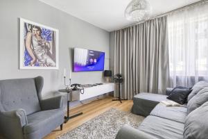 Posedenie v ubytovaní CENTRUM Apartment OLD TOWN Warsaw STARE MIASTO Historyczna kamienica umiejscowiona w zabytkowej części Warszawy Obok parku multimedialnego i barbakanu PARKING 24h Śniadanie opcjonaln Breakfast optional Check in from 14 pm PARTER ground floor