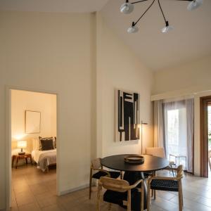 - un salon avec une table et un lit dans l'établissement Alma do Pico - Nature Residence, à Madalena