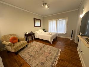The Vurpillat في هيرموسا بيتش: غرفة معيشة مع سرير وأريكة