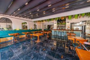 un restaurante con mesas y sillas y un bar en Mrt Suites Lara en Antalya