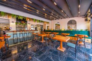 Mrt Suites Lara餐厅或其他用餐的地方