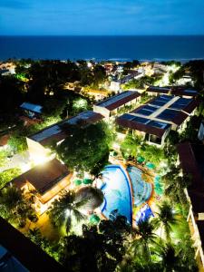 una vista aérea de un complejo con piscina por la noche en Solar Pipa - Solar da Gameleira Flats, en Pipa