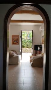 an archway leading to a bedroom with two beds at Casa Rural Los Padres A in Tijarafe