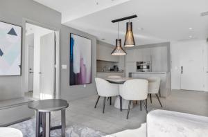 Η κουζίνα ή μικρή κουζίνα στο Wake Up To Ocean Views - Stunning 2BDR & 2BA Condo STEPS AWAY FROM THE OCEAN