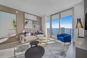 Χώρος καθιστικού στο Wake Up To Ocean Views - Stunning 2BDR & 2BA Condo STEPS AWAY FROM THE OCEAN