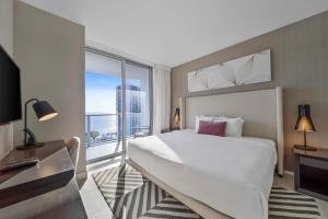 Кровать или кровати в номере Wake Up To Ocean Views - Stunning 2BDR & 2BA Condo STEPS AWAY FROM THE OCEAN