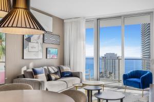 Χώρος καθιστικού στο Wake Up To Ocean Views - Stunning 2BDR & 2BA Condo STEPS AWAY FROM THE OCEAN +80 φωτογραφίες