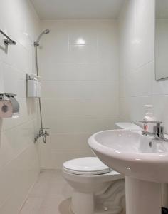 uma casa de banho branca com um WC e um lavatório em Hoho House em Busan