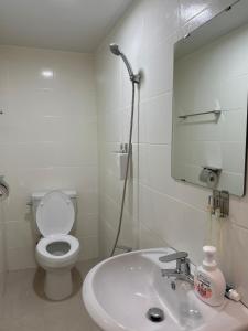 La salle de bains est pourvue de toilettes, d'un lavabo et d'un miroir. dans l'établissement Hoho House, à Busan