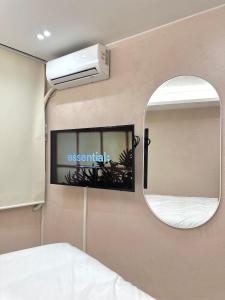 Zimmer mit Spiegel und Zimmer mit Bett in der Unterkunft Hoho House in Busan