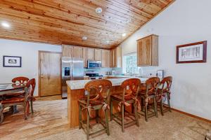 een keuken met een tafel en stoelen in een kamer bij Northwoods Escape in Truckee