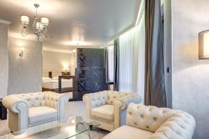 Hotel Kiparis Alfa في سموليان: غرفة معيشة بها كنبتين وغرفة نوم