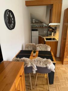 een keuken met een tafel en stoelen bij APARTMA MORAVSKE TOPLICE in Moravske-Toplice