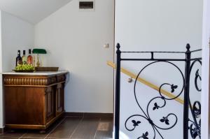 drzwi prowadzące do sali degustacyjnej z ladą w obiekcie Harmónia Apartmanház w Egerze