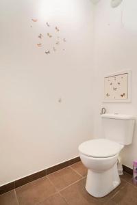 bagno con servizi igienici e farfalle sul muro di Appartement avec Jardin et Terrasse près de Paris a Mantes-la-Jolie Altre 18 foto