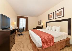 Μια τηλεόραση ή/και κέντρο ψυχαγωγίας στο Express inn & suites