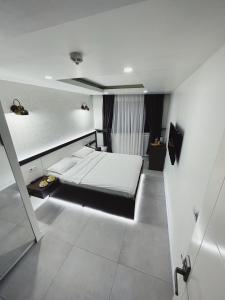 Postel nebo postele na pokoji v ubytování Kadıköy Duck hotel