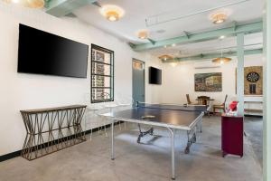 チャールストンにあるThe Starlight Motor Innの卓球台、薄型テレビが備わる客室です。