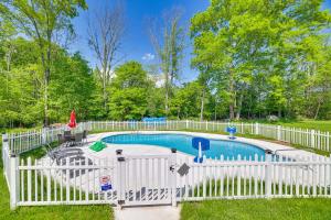 una valla blanca rodea una piscina con una valla blanca en Charming Cresco Home with Game Room and Private Pool!, en Cresco