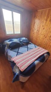 łóżko w pokoju z oknem w obiekcie CASA DE HUÉSPEDES JEM w mieście Bucalemu