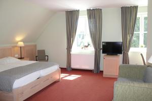 A bed or beds in a room at Landgasthof Wildwasser