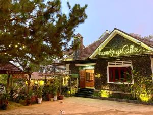 a building with a sign that reads turning my sister at Angels Homestay & Coffee - Măng Đen in Kon Von Kla