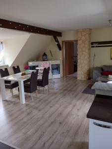 ein Esszimmer und ein Wohnzimmer mit einem Tisch und Stühlen in der Unterkunft Landhaus Waldblick in Kritzow