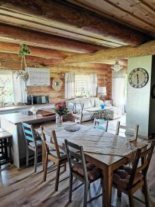 eine Küche und ein Wohnzimmer mit einem Tisch und Stühlen in der Unterkunft Klimatyczny dom z bali in Powidz