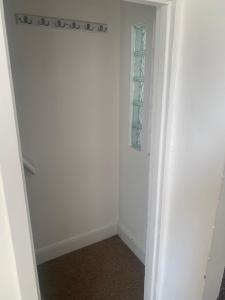 ein leerer Flur mit Tür in einem Zimmer in der Unterkunft Double bedroom in Portsmouth